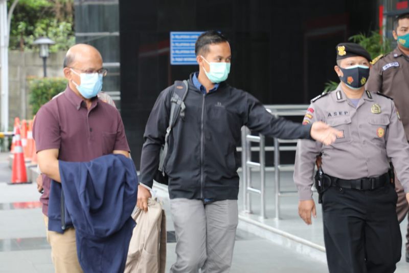 Pegawai pajak Wawan Ridwan (kiri) yang ditangkap KPK di Sulawesi Selatan tiba di Gedung KPK, Jakarta, Kamis (11/11/2021) untuk menjalani pemeriksaan. (ANTARA/HO-Humas KPK)