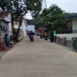 Jalan Desa Cihanjuang, Kecamatan Cimanggung, Kabupaten Sumedang yang baru selesai diperbaiki, Senin (15/11).