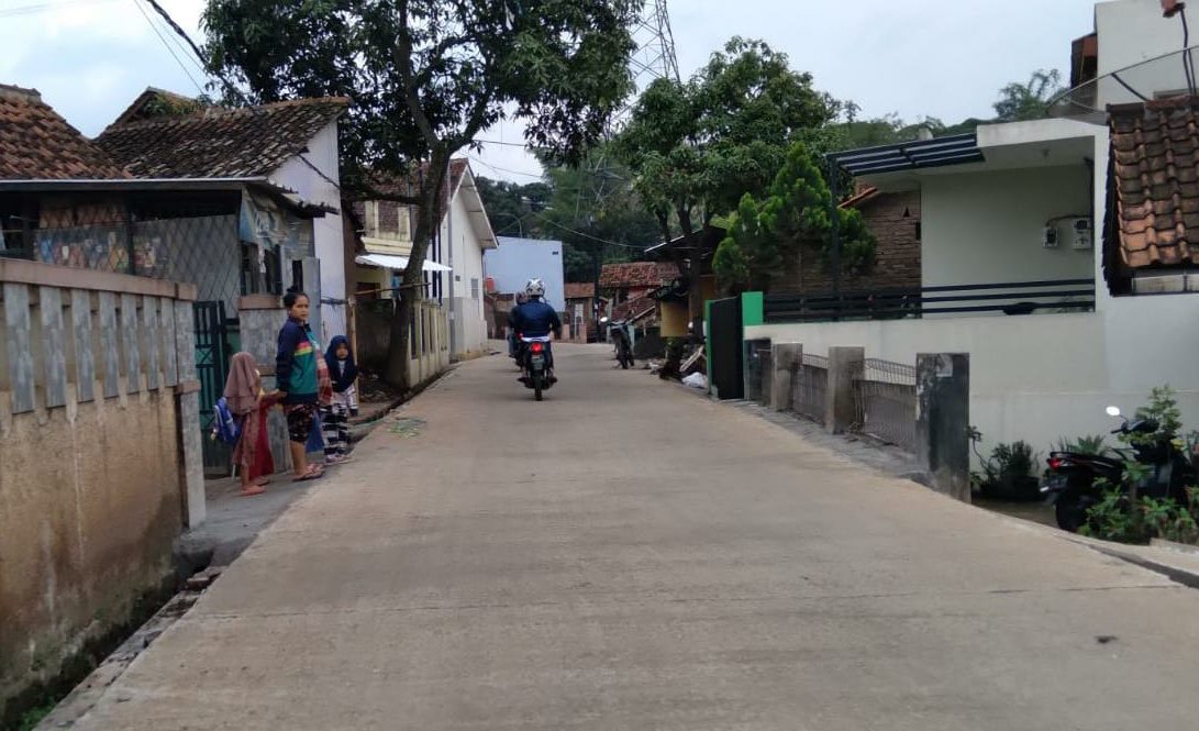 Jalan Desa Cihanjuang, Kecamatan Cimanggung, Kabupaten Sumedang yang baru selesai diperbaiki, Senin (15/11).