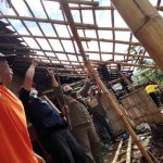 Bangunan rumah saat dibenahi pasca musibah longsor di Desa Babakan Peuteuy, Kecamatan Cicalengka, Kabupaten Bandung pada Selasa (16/11).