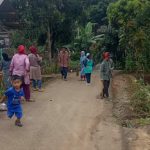 Warga Desa Sindulang, Kecamatan Cimanggung, Kabupaten Sumedang saat lakukan gotong royong.