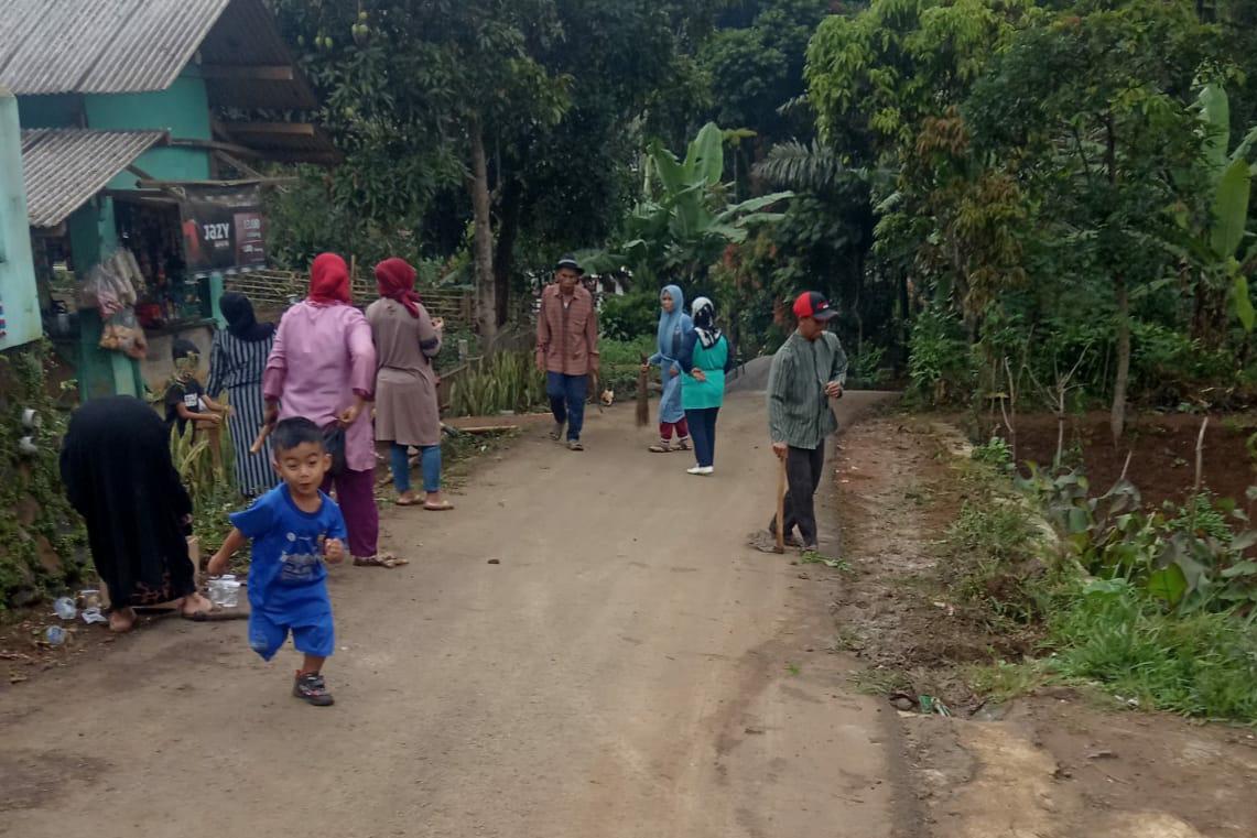 Warga Desa Sindulang, Kecamatan Cimanggung, Kabupaten Sumedang saat lakukan gotong royong.