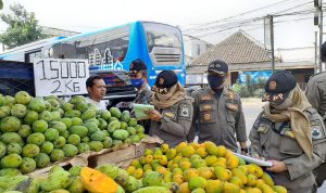 Salah satu pedagang di Kota Cimahi mendapatkan sanksi karena berjualan di bahu jalan. (Istimewa)