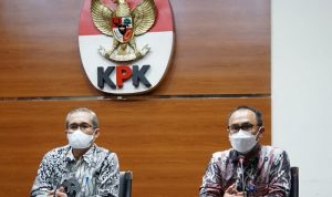 Wakil Ketua KPK Alexander Marwata (kiri) dan Kepala PPATK Ivan Yustiavandana saat jumpa pers, di Gedung KPK, Jakarta, Rabu (17/11/2021) terkait dengan sinergi pemberantasan korupsi. ANTARA/HO-Humas KPK
