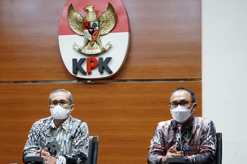 Wakil Ketua KPK Alexander Marwata (kiri) dan Kepala PPATK Ivan Yustiavandana saat jumpa pers, di Gedung KPK, Jakarta, Rabu (17/11/2021) terkait dengan sinergi pemberantasan korupsi. ANTARA/HO-Humas KPK