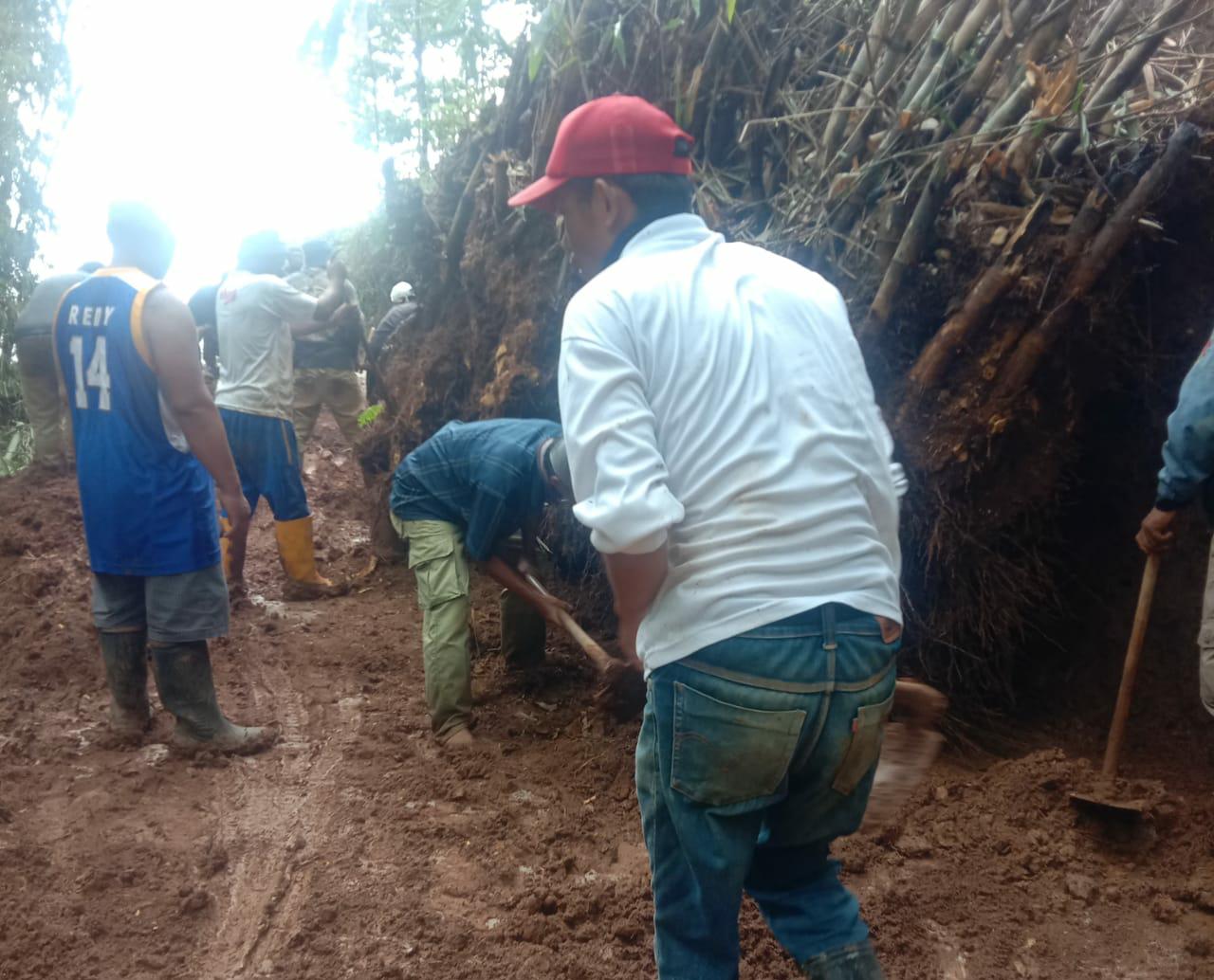Warga Desa Cileunyi Wetan, Kecamatan Cileunyi, Kabupaten Bandung saat gotong royong bersihkan ruas jalan yang tertutup material tanah akibat longsor.