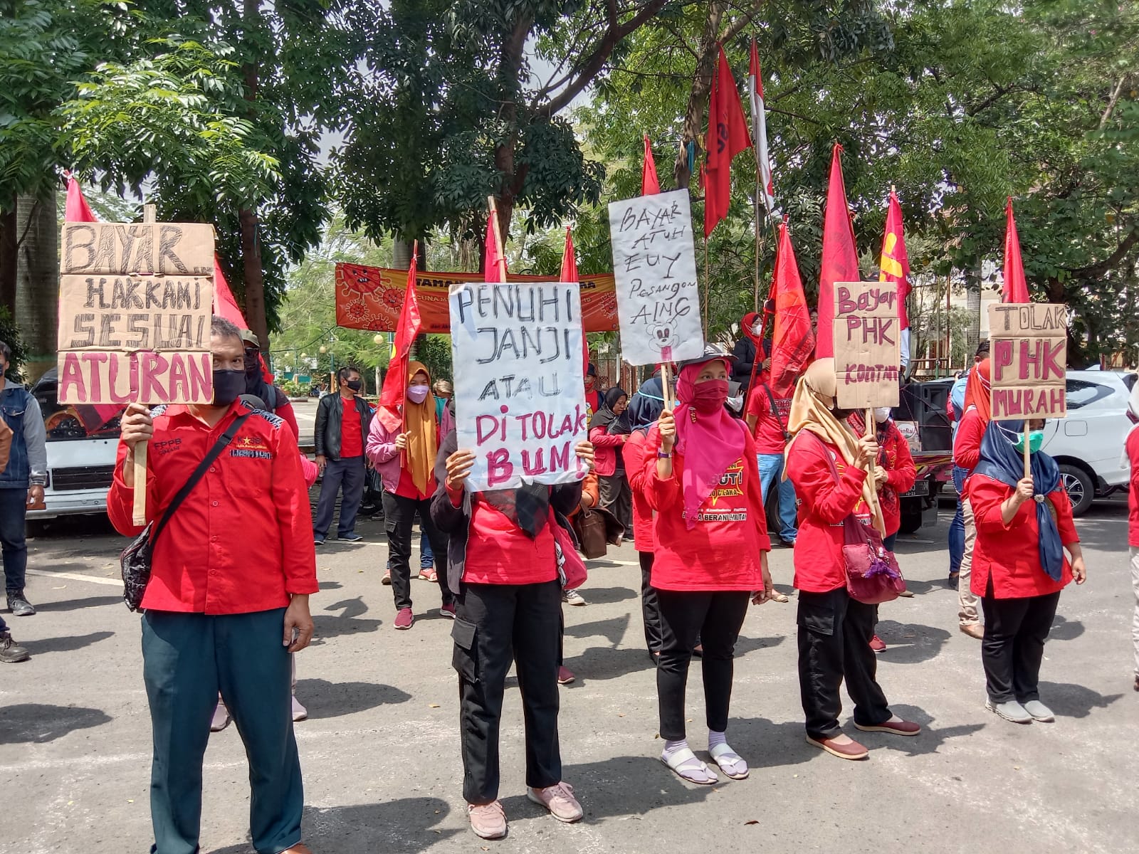 Suasana demo yang dilakukan oleh puluhan PT. Soko Lancar di depan Gedung DPRD Kota Cimahi. (Istimewa)