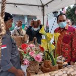 Plt. Wali Kota Cimahi Ngatiyana meninjau produk UMKM berupa tas hasil karya warga Cimahi di Posyandu Samoja, Jumat (19/11). (Intan Aida/Jabar Ekspres)