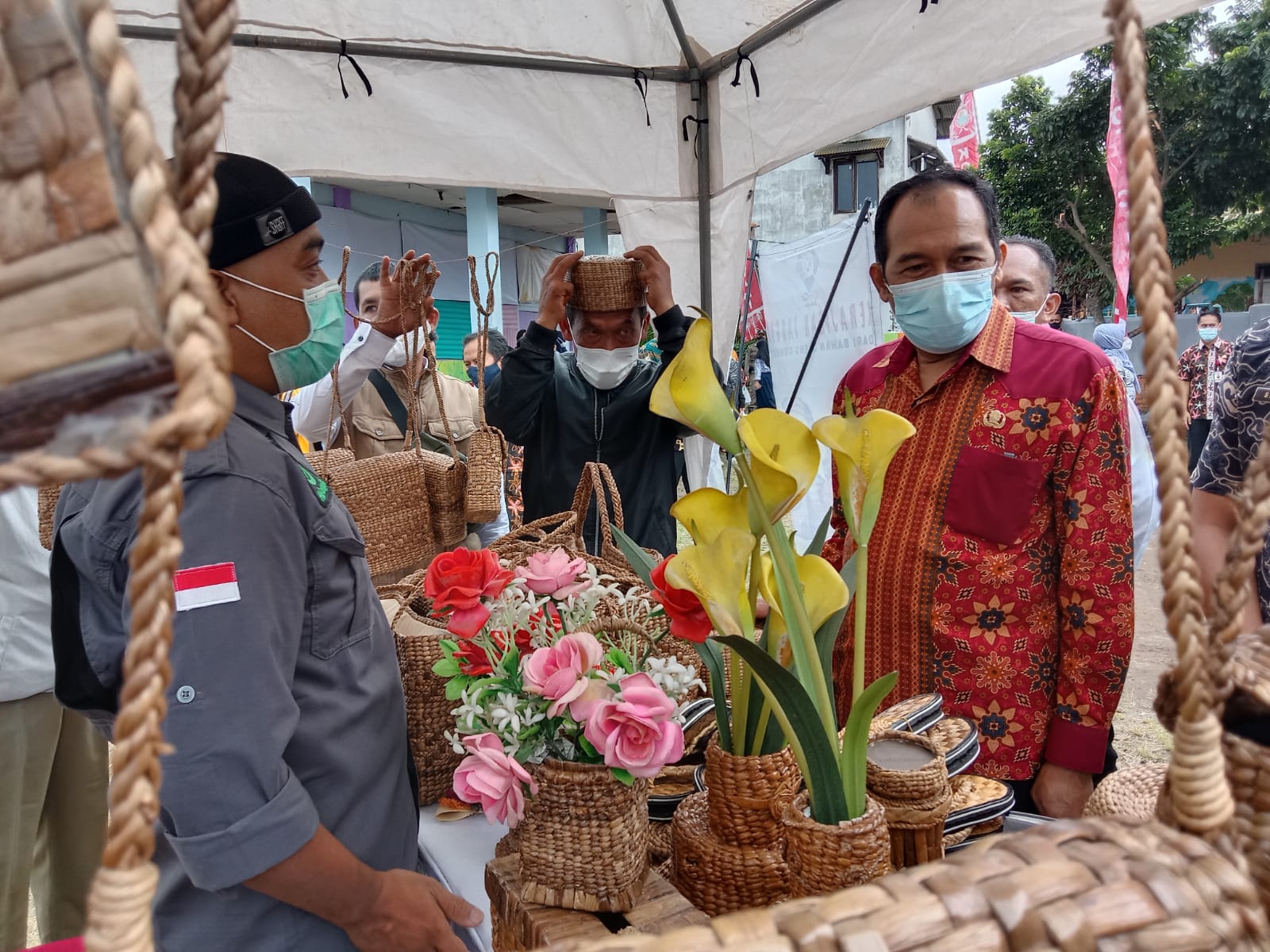 Plt. Wali Kota Cimahi Ngatiyana meninjau produk UMKM berupa tas hasil karya warga Cimahi di Posyandu Samoja, Jumat (19/11). (Intan Aida/Jabar Ekspres)