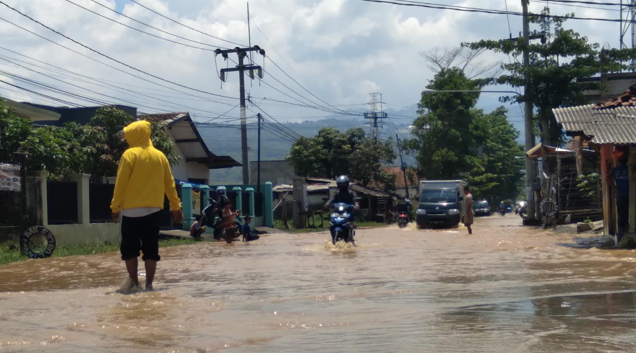 Banjir yang melanda Desa Ciluluk, Kecamatan Cikancung, Kabupaten Bandung. (Jabar Ekspres)