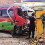 Kecelakaan lalu lintas di Jalan Raya Tanjungsari tepatnya di depan SMK Yadika, Desa Gudang, Kecamatan Tanjungsari, Kabupaten Sumedang pada Minggu (21/11).