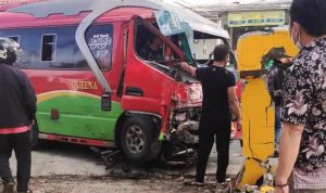 Kecelakaan lalu lintas di Jalan Raya Tanjungsari tepatnya di depan SMK Yadika, Desa Gudang, Kecamatan Tanjungsari, Kabupaten Sumedang pada Minggu (21/11).