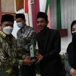 Bupati Bandung Dadang Supriatna memberikan bonus umrah kepada dua orang pemenang Musabaqah Tilawatil Quran (MTQ) ke-XLVI. (Foto: Istimewa)