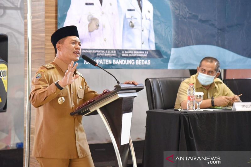 Bupati Bandung Dadang Supriatna instruksikan pemerintah desa awasi PPKM. (ANTARA/HO-Humas Pemkab Bandung)