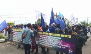 Ratusan buruh unjuk rasa di depan Kantor Pemkab Bandung, Rabu (24/11).