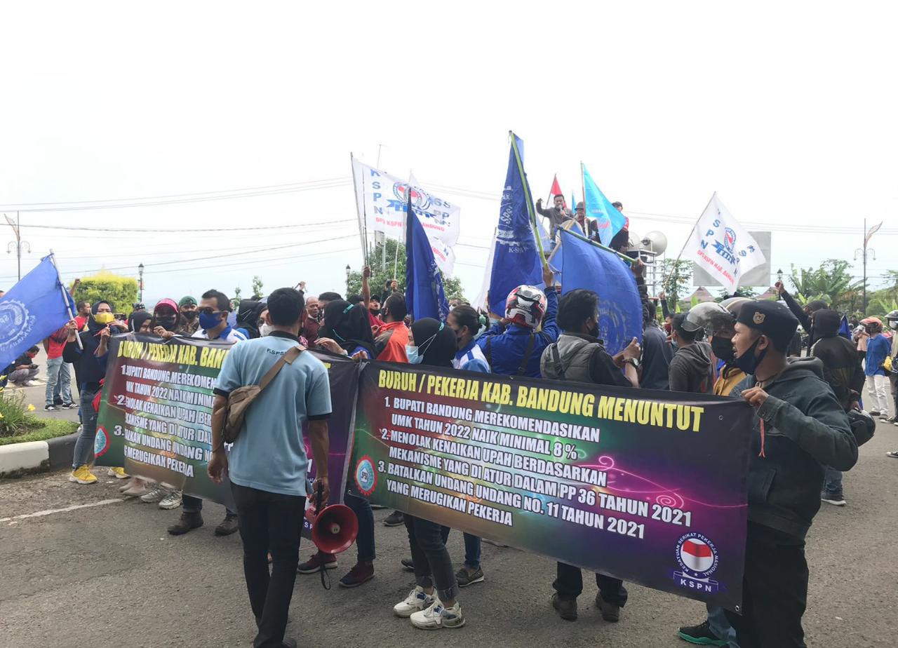 Ratusan buruh unjuk rasa di depan Kantor Pemkab Bandung, Rabu (24/11).