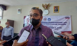 Wakil Ketua Komisi X DPR RI, Dede Yusuf Macan Effendi melakukan monitoring Assessment Nasional Berbasis Komputer (ANBK) di SMPN 1 Soreang, Kabupaten Bandung, Kamis (25/11).