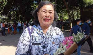 Bernadetta Dwi Retnosusilo, guru di Kota Cimahi yang mendapat kejutan dari Plt Wali Kota Cimahi, Ngatiyana. (Istimewa)