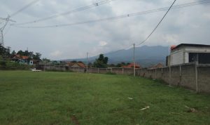 Tiang listrik yang sudah mulai terpsang di lingkungan Perumahan SBG, Kecamatan Cimanggung, Kabupaten Sumedang untuk fasilitas relokasi korban longsor Cimanggung. (Istimewa)
