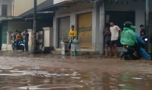 Wilayah Rancaekek tergenang banjir sehingga mencapai lutut orang dewasa