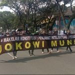 Aksi demonstrasi yang dilakukan oleh para buruh dari berbagai elemen di depan Gedung Sate, Kota Bandung membuat akses gerbang keluar Tol Pasteur menuju arah Bandung ditutup sementara.. Senin (29/11). (Foto: Sandi Nugraha/Jabar Ekspres)