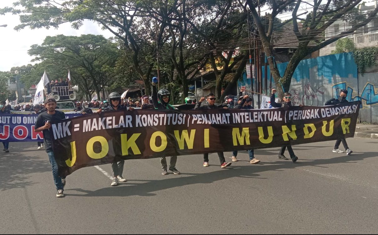 Aksi demonstrasi yang dilakukan oleh para buruh dari berbagai elemen di depan Gedung Sate, Kota Bandung membuat akses gerbang keluar Tol Pasteur menuju arah Bandung ditutup sementara.. Senin (29/11). (Foto: Sandi Nugraha/Jabar Ekspres)