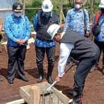 Pelaksana Tugas (Plt) Wali Kota Cimahi, Ngatiyana resmikan dimulainya pembangunan Eko Wisata, Senin (29/11). (Intan Aida/Jabar Ekspres)