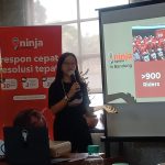 PAPARKAN MATERI: Head of PR, Ninja Xpress Ribka Pratiwi tengah memaparkan program unggulan seperti Creative Hub yang banyak diakses ratusan UKM di Bandung (istimewa)