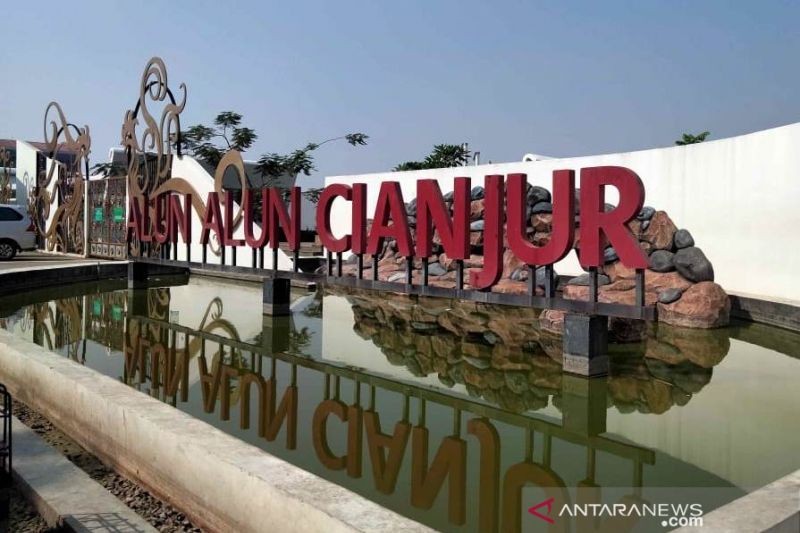 Taman Alun-alun Cianjur, Jawa Barat, merupakan tempat wisata andalan Kabupaten Cianjur, yang diresmikan Presiden Jokowidodo, beberapa waktu lalu. ANTARA/ Ahmad Fikri