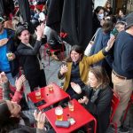 Orang-orang menikmati minuman di bar di pusat kota Brussel, sementara Belgia membuka kembali ruang luar mereka, termasuk teras bar dan restoran, setelah tutup selama berbulan-bulan di tengah wabah penyakit virus corona (COVID-19), Belgia, Sabtu (8/5/2021). ANTARA FOTO/REUTERS/Yves Herman/FOC/sa (REUTERS/YVES HERMAN)