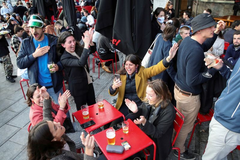Orang-orang menikmati minuman di bar di pusat kota Brussel, sementara Belgia membuka kembali ruang luar mereka, termasuk teras bar dan restoran, setelah tutup selama berbulan-bulan di tengah wabah penyakit virus corona (COVID-19), Belgia, Sabtu (8/5/2021). ANTARA FOTO/REUTERS/Yves Herman/FOC/sa (REUTERS/YVES HERMAN)