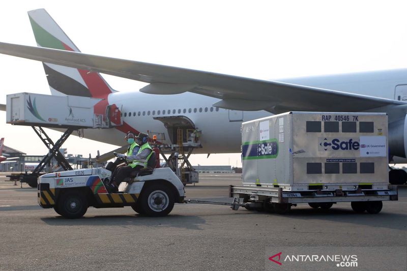 Arsip - Pekerja kargo membawa kontainer berisi vaksin jadi COVID-19 AstraZeneca hibah dari Pemerintah Inggris saat tiba di Bandara Soekarno Hatta, Tangerang, Banten, Agustus 2021. (ANTARA)