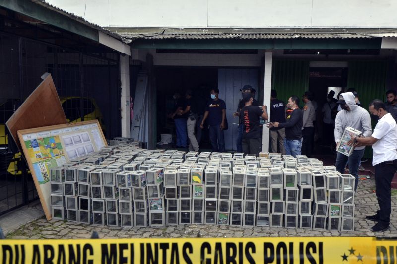 Sejumlah petugas dari Detasemen Khusus (Densus) 88 Antiteror Polri melakukan penggeledahan bekas kantor Yayasan Abdurrahman bin Auf di Way Halim, Bandar Lampung, Lampung, Rabu (3/11/2021). Tim Detasemen Khusus (Densus) 88 Antiteror Polri mengamankan tiga orang terduga pelaku di beberapa lokasi di Lampung beserta sejumlah barang bukti berupa delapan unit Central Processing Unit (CPU) dan 791 kotak amal untuk proses penyelidikan. ANTARA FOTO/Ardiansyah/hp. (ANTARA FOTO/ARDIANSYAH)