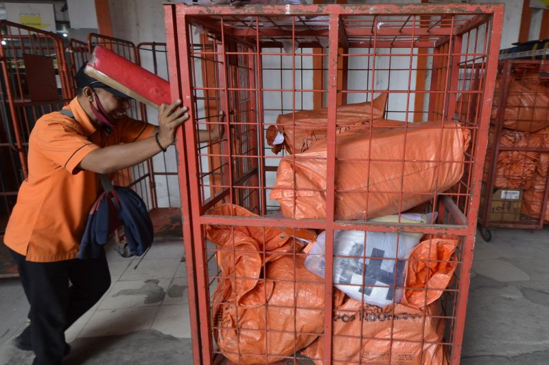 Pegawai memindahkan paket barang kiriman untuk didistribusikan ke alamat tujuan di Kantor Pos Lampung, Lampung. ANTARA FOTO/Ardiansyah/wsj. (ANTARA FOTO/ARDIANSYAH)