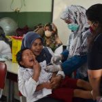 Petugas kesehatan menyuntikkan vaksin kepada siswa Sekolah Dasar (SD) Negeri X Jatiasih di Bekasi, Jawa Barat, Selasa (16/11/2021). Pemberian vaksinasi Difteri Tetanus (DT) dan Tetanus Difteri (TD) kepada siswa tersebut untuk meningkatkan, penguatan, serta kekebalan imun tubuh anak terhadap penyakit. ANTARA FOTO/Suwandy/rwa.