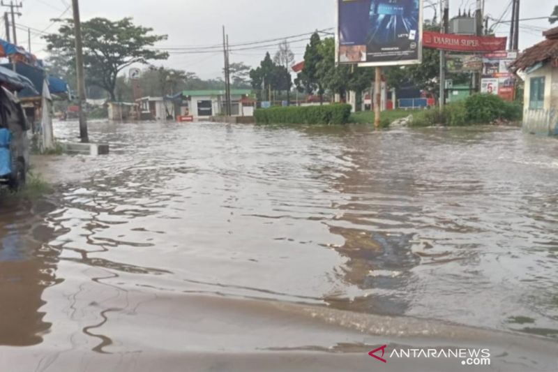 Banjir melanda wilayah Kecamatan Dayeuhkolot di Kabupaten Bandung, Jawa Barat. (ANTARA/HO-BPBD Kabupaten Bandung)