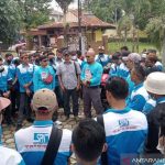 Perwakilan buruh Cianjur, Jawa Barat, melakukan audiensi ke Kantor Disnakertrans Cianjur, mengajukan usulan kenaikan Upah Minimum Kabupaten (UMK) tahun 2022 pada Senin (15/11/2021). ANTARA/ Ahmad Fikri
