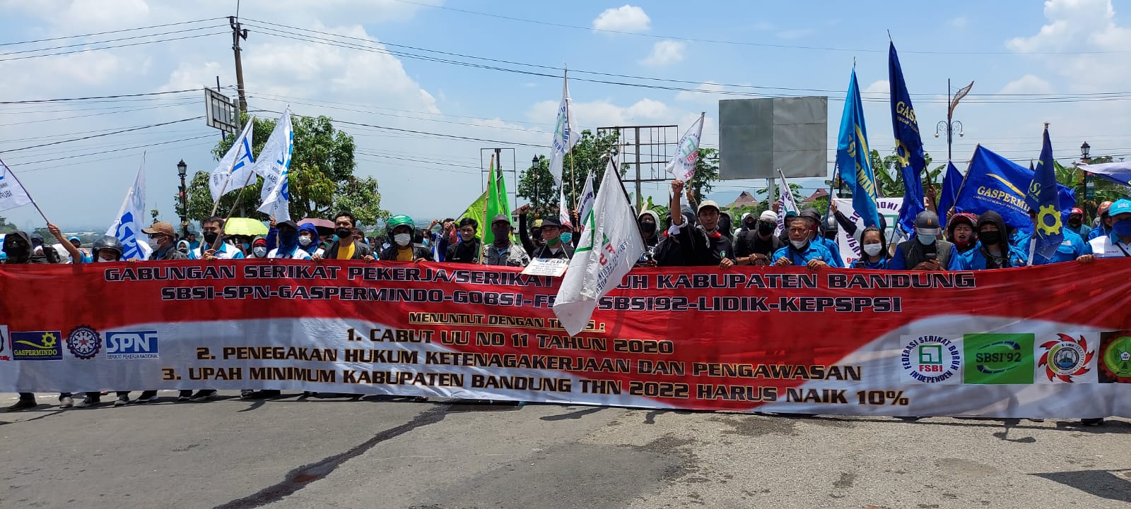 Ratusan Buruh Kabupaten Bandung melakukan aksi unjuk rasa, Selasa (2/11). (Yully S Yulianty/Jabar Ekspres)