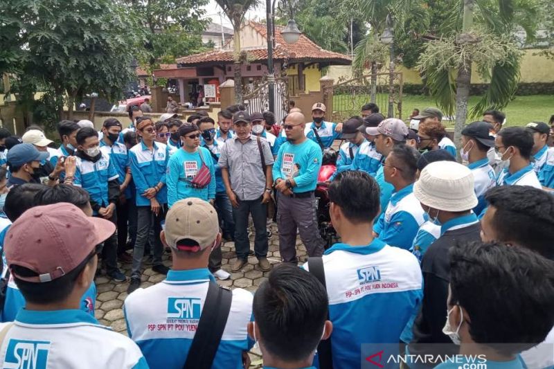 Perwakilan buruh Cianjur, Jawa Barat, melakukan audiensi ke Kantor Disnakertrans Cianjur, mengajukan usulan kenaikan Upah Minimum Kabupaten (UMK) tahun 2022 pada Senin (15/11/2021). ANTARA/ Ahmad Fikri