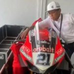 Oknum karyawan sirkuit WSBK Mandalika membuka kargo Ducati secara ilegal motor Foto: (Speedweek)