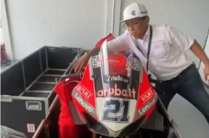 Oknum karyawan sirkuit WSBK Mandalika membuka kargo Ducati secara ilegal motor Foto: (Speedweek)
