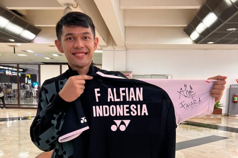 Fajar Alfian akan menyumbangkan jersey yang sudah ditandatangani sebagai bentuk dukungannya pada proses pemulihan dan bantuan kepada masyarakata Bali yang terdampak pandemi, Selasa.(30/11) (dokumentasi PP PBSI)