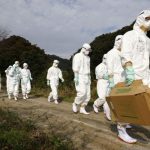 Petugas berpakaian pelindung berjalan menuju peternakan unggas untuk menyelidiki kasus dugaan flu burung di Higashikagawa, Jepang barat, dalam foto yang diambil oleh Kyodo, 8 November 2020. (ANTARA/Kyodo via Reuters/as)