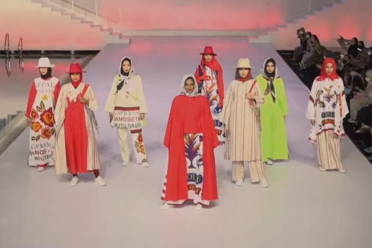 Busana rancangan Hannie Hananto di Embracing Jakarta Muslim Fashion Week 2021 (ANTARA/tangkapan layar)