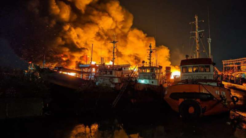 kapal nelayan terbakar pelabuhan tegal