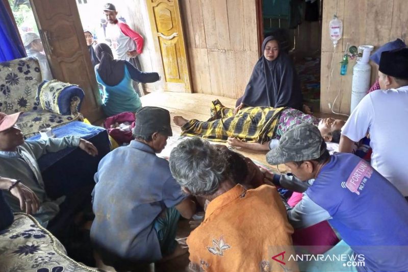 Warga yang tertimpa longsoran tanah di Desa Sukagalih, Kecamatan Takokak, Kabupaten Cianjur, Provinsi Jawa Barat, pada Minggu (21/11/2021) sudah mendapat bantuan medis dari petugas kesehatan. (ANTARA/Ahmad Fikri)