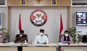 Para narasumber dalam jumpa pers Sikap KPI Pusat atas rekomendasi Komnas HAM terkait kasus pelecehan seksual di KPI Pusat, Jakarta, Selasa (30/11/2021). (ANTARA/TL/Arnidhya Nur Zhafira)