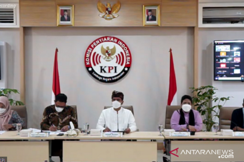 Para narasumber dalam jumpa pers Sikap KPI Pusat atas rekomendasi Komnas HAM terkait kasus pelecehan seksual di KPI Pusat, Jakarta, Selasa (30/11/2021). (ANTARA/TL/Arnidhya Nur Zhafira)