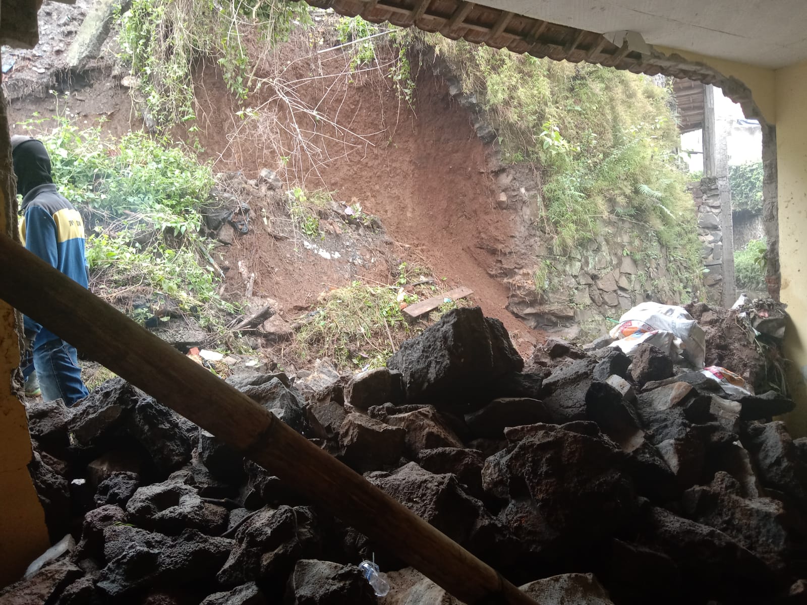 Dinding belakang rumah milik Ajat Sudrajat, 50 rusak akibat longsor di Cimahi, Sabtu (20/11). (Intan Aida/Jabar Ekspres)