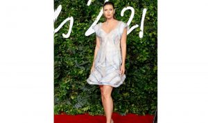 Petenis Maria Sharapova mengenakan gaun dari botol bekas air mineral rancangan Iris van Herpen. (Vogue/Mike Marsland)